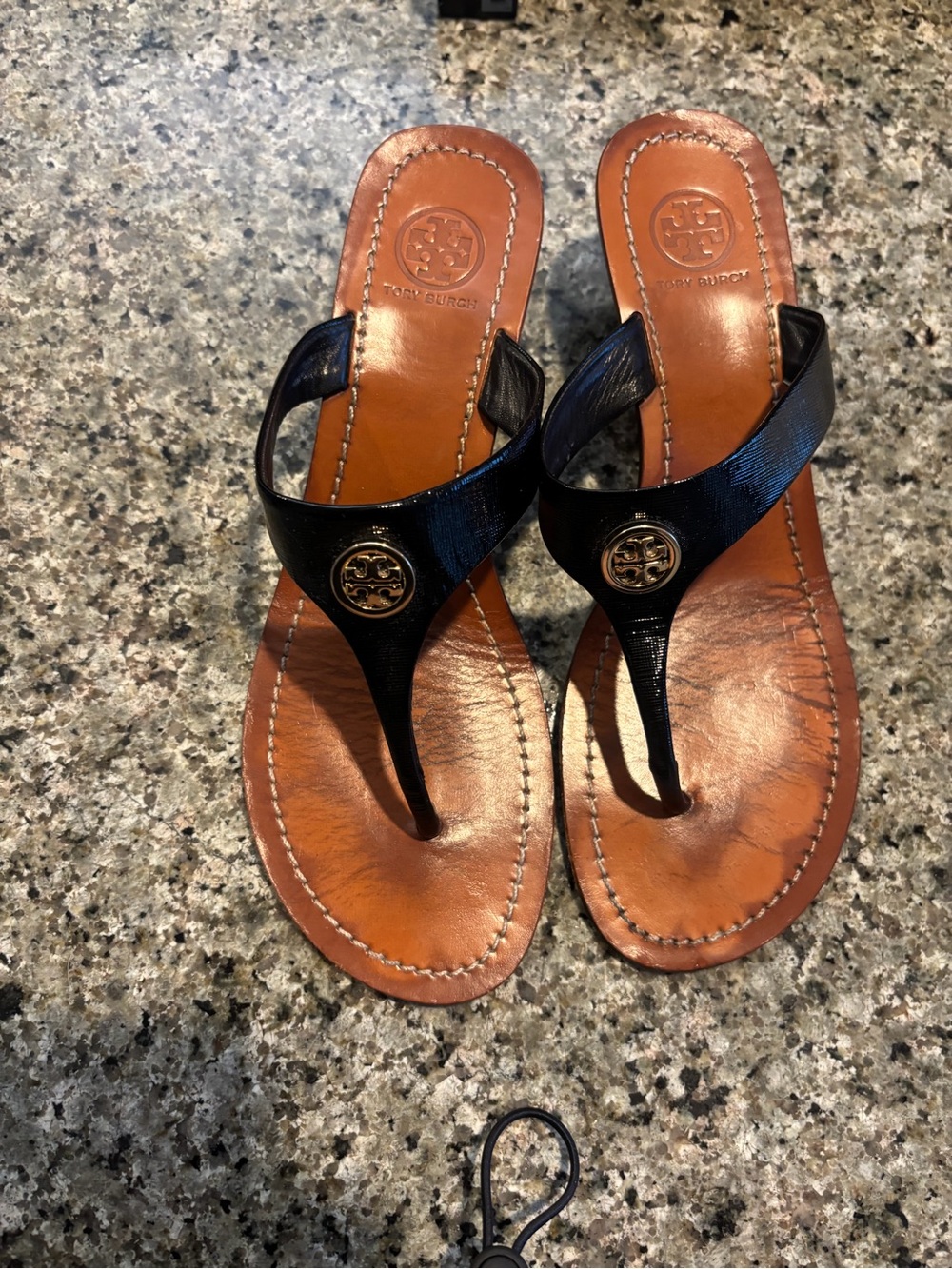 Tory Burch Black Leather Thong Sandals with Gold Logo - Picture 3 of 3
